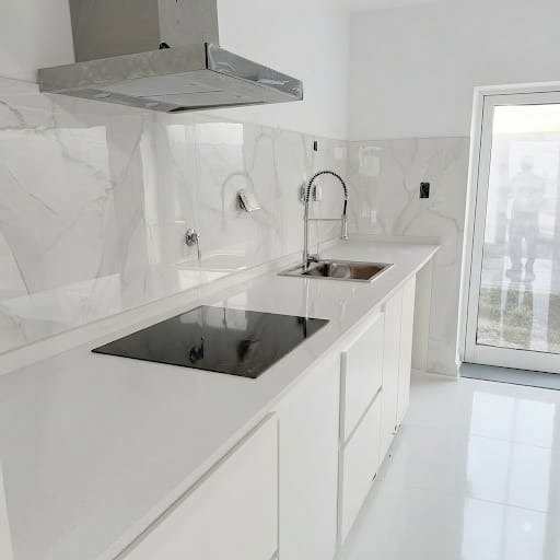 Cocina moderna con pared de mármol de PVC